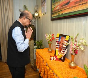 राज्यपाल श्री डेका ने राष्ट्रपिता महात्मा गांधी को दी श्रद्धांजलि