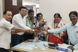 नगर निगम वित्त विभाग सहायक ग्रेड 2 श्रीमती कुसुम शर्मा सेवानिवृत्त होने पर कर्मचारियों द्वारा सम्मानित 