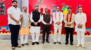 केंद्रीय मंत्री चौहान राजधानी पहुँचे, विमानतल पर शर्मा व नेताम सहित भाजपा नेताओं ने स्वागत किया