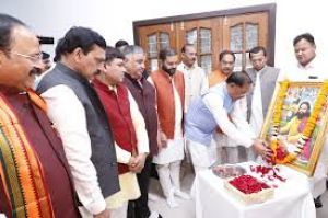  संत रविदास जी की जयंती के अवसर पर उनके छायाचित्र पर पुष्पांजलि अर्पित 