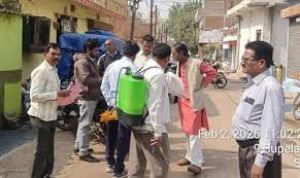 मौसमी बिमारियों की रोकथाम के लिए दवा छिड़काव कार्य जारी 