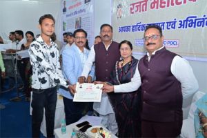  आदित्य नगर में जुटा जनसैलाब, आदर्श उपभोक्ताओं का हुआ अभिनंदन