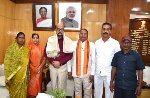  राज्यपाल  रमेन डेका से राष्ट्रपति पुरस्कार प्राप्त ढोकरा शिल्प कलाकारों ने की सौजन्य भेंट