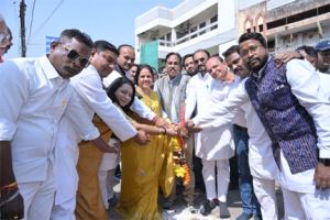 झूलेलाल चौक नहर पारा में सड़क डामरीकरण कार्य का भूमिपूजन कर शुभारंभ