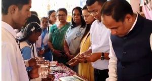  राष्ट्रीय फाइलेरिया उन्मूलन कार्यक्रम के तहत कलेक्टर ने बच्चों को फाइलेरिया रोधी दवा खिलाई