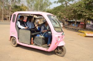  पिंक ई-रिक्शा से महिलाएं बन रहीं आत्मस्वालंबी