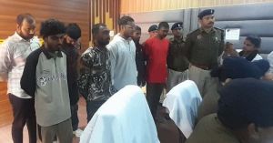 पिस्टल व देशी कट्टा के साथ सात आरोपी गिरफ्तार पिस्टल व देशी कट्टा के साथ सात आरोपी गिरफ्तार