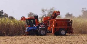  प्रदेश की पहली गन्ना हार्वेस्टर मशीन से बालोद के किसानों को मिली सुविधा