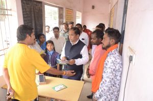 कलेक्टर  ने राशन दुकान का किया निरीक्षण, मृत व्यक्तियों के शीघ्र नाम काटने के दिए निर्देश