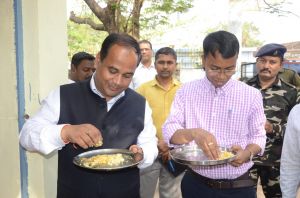  कलेक्टर - सीईओ पहुंचे स्कूल: लिया मध्यान्ह भोजन का स्वाद, जांची बच्चों की कॉपी