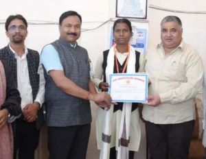  पर्यटन मंत्री  ने हैमर थ्रो में राज्य स्तर पर तृतीय स्थान प्राप्त करने वाली छात्रा सुधा सिंह को किया सम्मानित