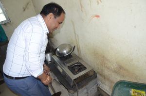  कलेक्टर पहुंचे आंगनबाड़ी केंद्र ... बंद मिलने पर कार्यवाही के दिए  निर्देश