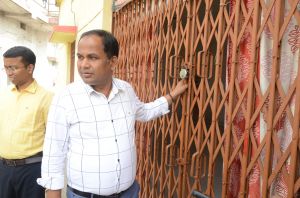  उप स्वास्थ्य केंद्र का कलेक्टर डॉ गौरव सिंह ने किया औचक निरीक्षण, ताला लटकते मिला