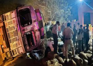 रायपुर में धान से लदा ट्रक कार पर पलटा, एक की मौत, 2 घायल