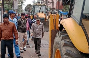 सीवर लाईन में बाधित अवैध कब्जा को निगम ने हटाया