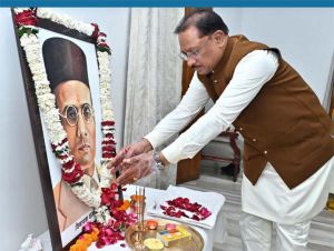  वीर सावरकर की पुण्यतिथि पर मुख्यमंत्री ने अर्पित की श्रद्धांजलि