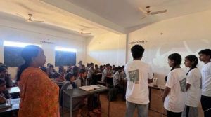 स्कूली छात्रों को वीडियो फिल्म के माध्यम से दिया जा रहा  'बाल सुरक्षा' का संदेश