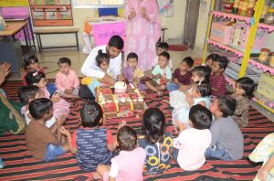 प्रोजेक्ट आओ बाँटें खुशियाँ&rdquo; के तहत देवांश तिवारी ने बच्चों संग साझा की खुशियाँ