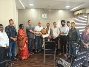 सेवानिवृत्त कार्यपालन अभियंता प्रधान की सेवा सम्मान निगम अपर आयुक्तगणों, उपायुक्तगणों ने किया