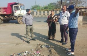 निगम स्वास्थ्य विभाग अध्यक्ष ने टाटीबंध तालाब और बस्ती क्षेत्र की सफाई व्यवस्था का किया निरीक्षण