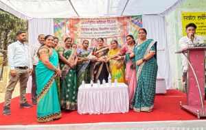 महिला सफाई कर्मचारियों और स्वच्छता दीदियों की सेवाओं को किया सम्मानित