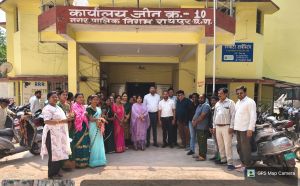 स्वास्थ्य अधिकारी डॉ तृप्ति सहित महिला सफाई कर्मचारियों और स्वच्छता दीदियों की सेवाओं को किया सम्मानित