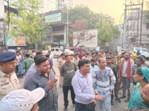 मौदहापारा सन्डे बाजार मुख्य मार्ग में फेरी वालों को नियमों का पालन करने पुनः कड़ी हिदायत 