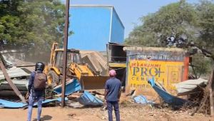  जिला प्रशासन द्वारा अतिक्रमण हटाने की गई कार्रवाई