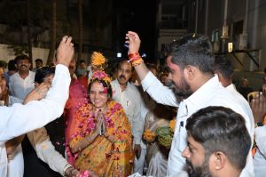 महापौर मीनल ने नगर निगम परिवार के होली मिलन में पार्षदों, अधिकारियों, कर्मचारियों संग जमकर खेली फूलों की होली