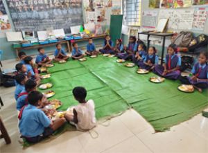  स्वास्थ्य अधिकारी ने प्राथमिक शाला कुर्सीटिकुल (जबकोहड़ा) के विद्यार्थियों को दिया न्योता भोज