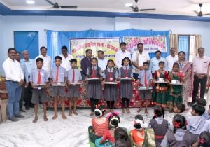  प्राथमिक शाला धौराभाटा में दानदाताओं का सम्मान, बच्चों को स्टेशनरी और आवश्यक सामग्री वितरित