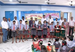  प्राथमिक शाला धौराभाटा में दानदाताओं का सम्मान, बच्चों को स्टेशनरी और आवश्यक सामग्री वितरित