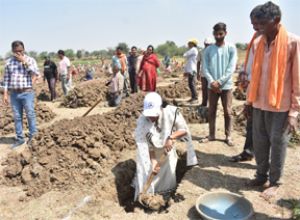  जल संचय, जन भागीदारी: ग्राम भाठागांव आर में नीर चेतना अभियान अंतर्गत 5000 ट्रेंच निर्माण से होगा जल संरक्षण