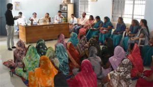  कलेक्टर ने जिला मुख्यालय के समीपस्थ जुंगेरा पहुँचकर डीएमएफ बेस लाइन सर्वे का लिया जायजा