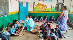 बच्चों के चेहरों पर मुस्कान, कर्मचारियों का जन्मदिन बना यादगार