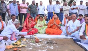  मंत्री लक्ष्मी राजवाड़े ने 3.80 करोड़ रूपए की सड़क निर्माण कार्य का किया शुभारंभ