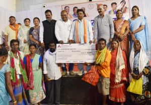  विकास की नींव रखने वाले हाथों का सम्मान