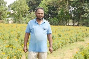 मिट्टी से महक तक: फूलों की खेती ने किसान को बनाया आत्मनिर्भर