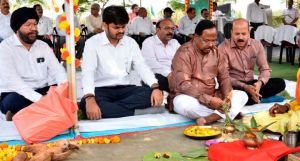  कृषि मंत्री श्री नेताम ने मिट्टी एवं बीजों की पूजा की और ट्रैक्टर चलाकर बीजों की बुआई की