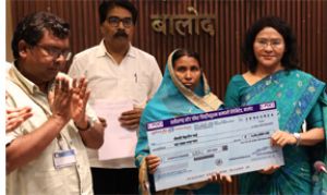 विद्युत दुर्घटना में मृत व्यक्तियों के परिजनों को 04-04 लाख रूपये की आर्थिक सहायता प्रदान