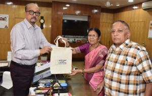  राज्यपाल से नो प्लास्टिक कैंपेन की ब्रांड एंबेसडर श्रीमती आप्टे ने की मुलाकात