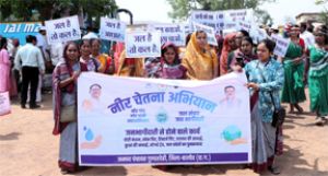  कलेक्टर ने ग्राम खुरसुनी में मुख्य मार्ग के किनारे प्याऊ घर का किया शुभारंभ