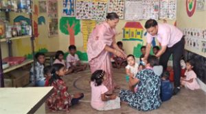  बच्चों के चेहरों पर मुस्कान, कर्मचारियों का जन्मदिन बना यादगार