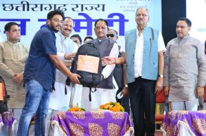  मुख्यमंत्री ने हज यात्रियों को वितरित किया फर्स्ट एड किट