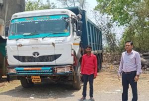  पाटेकोहरा चेकपोस्ट बैरियर के समीप रेत का अवैध परिवहन करने पर हाईवा जप्त