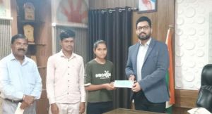  पिथौरा की छात्राओं को उत्कृष्ट प्रदर्शन के लिए राज्यपाल स्वेच्छानुदान से 10-10 हजार रुपए की मिली प्रोत्साहन राशि