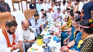  मुख्यमंत्री विष्णुदेव साय ने भाजपा कार्यकर्ताओं को खिलाई भजिया और पताल की चटनी 