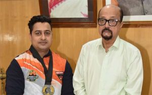  राज्यपाल श्री डेका ने स्वर्ण पदक विजेता आर्मरेसलर श्रीमंत झा को दी बधाई