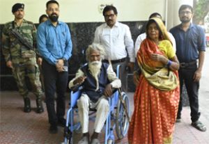  जनदर्शन में मेधू राम को मिली त्वरित राहत, कलेक्टर ने सौंपी व्हीलचेयर