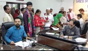  कलेक्टर ने जनदर्शन में सुनी लोगों की समस्याएं